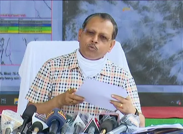 ବାତ୍ୟା ମୁକାବିଲା ପାଇଁ ରାଜ୍ୟ ସରକାରଙ୍କ ପ୍ରସ୍ତୁତି: କାଲି ଉପକୂଳରୁ ୫ କିମି ଦୂରତା ମଧ୍ୟରେ ଥିବା ଲୋକଙ୍କୁ ସ୍ଥାନାନ୍ତର କରିବାକୁ ଜିଲ୍ଲାପାଳଙ୍କୁ ନିର୍ଦ୍ଦେଶ; ସେପଟେ ୧୨ ଲକ୍ଷ ଲୋକଙ୍କୁ ସ୍ଥାନାନ୍ତର କରିବାକୁ ଚାଲିଛି ପ୍ରସ୍ତୁତି