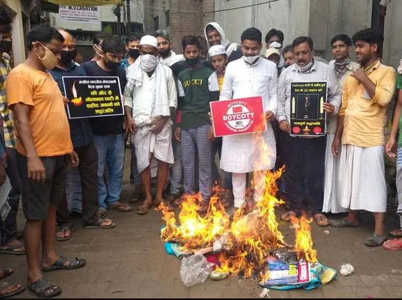 ଚୀନ୍ ପ୍ରଡ଼କ୍ଟକୁ ନା’ : ଚୀନ୍ ବିରୋଧରେ ବାହାରିଲେ ଭାରତୀୟ ବ୍ୟବସାୟୀ , ଚାଇନା ରେଶମରେ ପ୍ରସ୍ତୁତ ଶାଢୀକୁ ଲଗାଇଲେ ନିଆଁ ।