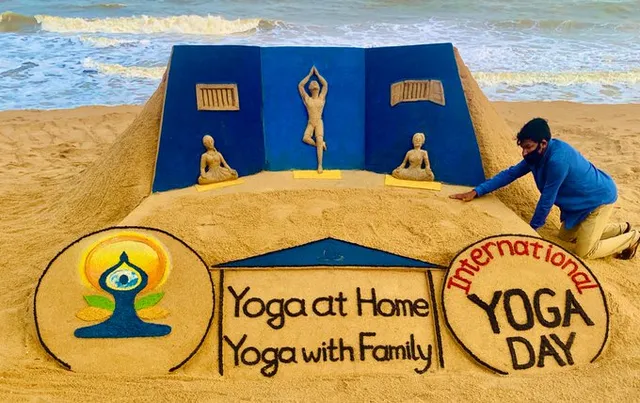 ଆଜି ସାରା ବିଶ୍ୱ ପାଳୁଛି ଅନ୍ତର୍ଜାତୀୟ ଯୋଗ ଦିବସ । ହିମାଳୟର ୧୮ ହଜାର ଫୁଟ ଉପରେ ବରଫ ଉପରେ ଯୋଗ କରୁଛନ୍ତି ଭାରତର ବୀରପୁତ୍ର । ସେପଟେ ଜାମ୍ମୁରେ ସିଆରପିଏଫ ଯବାନ ବି କଲେ ଯୋଗ