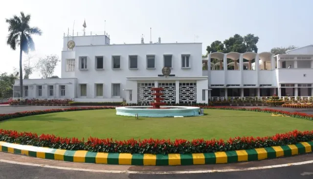 ରାଜ୍ୟର ୬ଟି ବିଶ୍ୱବିଦ୍ୟାଳୟର କୁଳପତିଙ୍କ କାର୍ଯ୍ୟକାଳ ବୃଦ୍ଧି । କୁଳପତିଙ୍କ କାର୍ଯ୍ୟକାଳ ବୃଦ୍ଧି ନେଇ ରାଜଭବନ ପକ୍ଷରୁ ବିଜ୍ଞପ୍ତି ପ୍ରକାଶ । ଜୁଲାଇ, ଅଗଷ୍ଟରେ ସରୁଥିବା କୁଳପତିଙ୍କ କାର୍ଯ୍ୟକାଳ ୩ ମାସ ବୃଦ୍ଧି