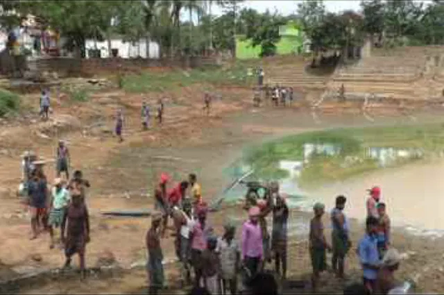 ପେଟ ପାଇଁ ପୋଖରୀ ଖୋଳୁଛନ୍ତି ପ୍ରବାସୀ: ଯାଜପୁର ସୁକିନ୍ଦାରେ ପ୍ରବାସୀଙ୍କୁ କାମ ଯୋଗାଉଛି ପ୍ରଶାସନ; ପୋଖରୀ ଖୋଳି ରୋଜଗାର କରୁଛନ୍ତି ୨ ଶହରୁ ଅଧିକ ପ୍ରବାସୀ