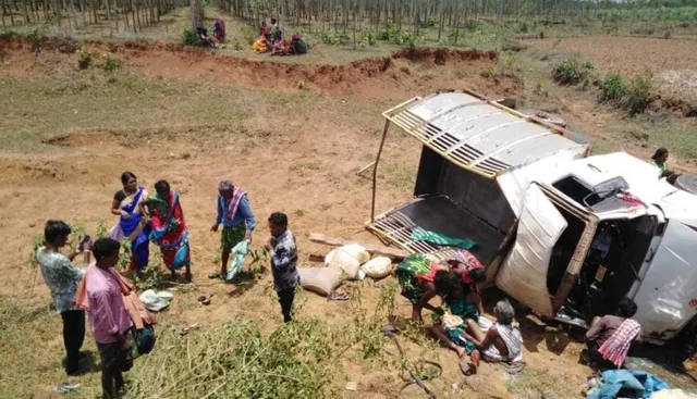 ଘାଟିରେ ଓଲଟିଲା ବରଯାତ୍ରୀ ଗାଡି : ଦୁର୍ଘଟଣାରେ ୨ ମୃତ ୩୦ ଆହତ, ଜୟପୁର ବୋଡିଗାଁରୁ ମୁଣ୍ଡିଗୁଡାକୁ ୪୦୭ ରେ ଯାଉଥିଲେ ୩୫ ରୁ ଅଧିକ ବରଯାତ୍ରୀ