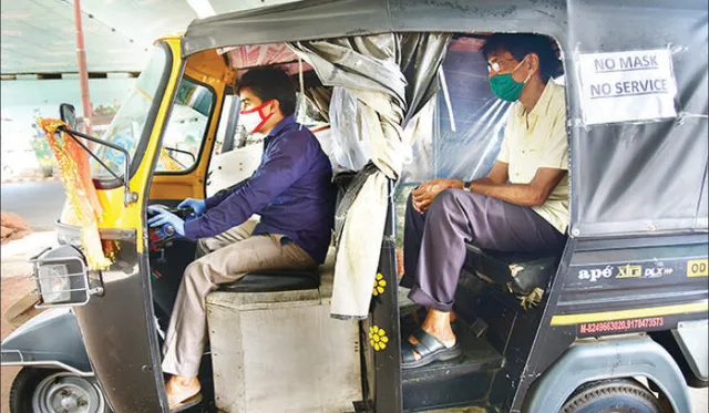 ‘ନୋ ମାସ୍କ୍ ନୋ ସର୍ଭିସ୍‌ । ଅଟୋଚାଳକଙ୍କ ଅଭିନବ ଯାତ୍ରୀ ସେବା । ସିଟ୍‌ ମଝିରେ ବାଡ଼, ବିନା ମାସ୍କରେ ଗାଡ଼ିରେ ବସିବା ମନା