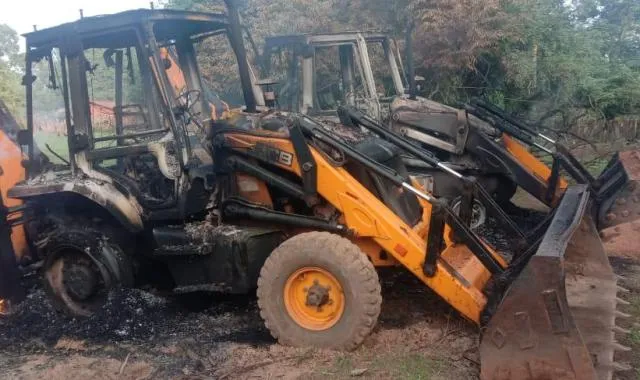 ମାଲକାନଗିରି ସୀମାରେ ମାଓବାଦୀଙ୍କ ଲଙ୍କାକାଣ୍ଡ । ରାସ୍ତା ନିର୍ମାଣକୁ ବିରୋଧ କରି ୬ଟି ଗାଡି ଜାଳିଦେଲେ । ସୁକମା କୁକାନାର ଥାନା ଧନିକୋର୍ତ୍ତା ଗାଁରେ ଜାଳିଲେ ଗାଡି