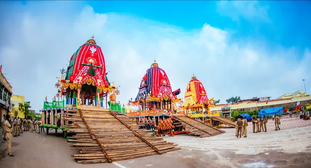 ବଡ଼ଦାଣ୍ଡର ଛାତ ଉପରୁ କେହି ଦେଖି ପାରିବେନି ରଥଯାତ୍ରା । ପ୍ରଶାସନର ବାରଣ ପରେ କଟକଣା ହଟାଇବାକୁ ଦାବି କଲେ ବଡ଼ଦାଣ୍ଡ ବାସିନ୍ଦା । କହିଲେ, ନିଜ ଛାତ ଉପରୁ କାହିଁକି କରିପାରିବୁନି ଦର୍ଶନ ।