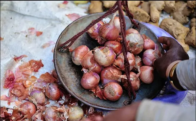 କରୋନା କାଳରେ ଚିନ୍ତାରେ କୃଷକ  : କେବେ କିଲୋ ପିଛା ୧୦୦ ଟଙ୍କାରେ ବିକ୍ରି ହେଉଥିବା ପିଆଜ ଆଜି ୨ ରୁ ୬ ଟଙ୍କା ଭିତରେ ବିକ୍ରି କରିବାକୁ ବାଧ୍ୟ ହେଉଛି ଚାଷୀ