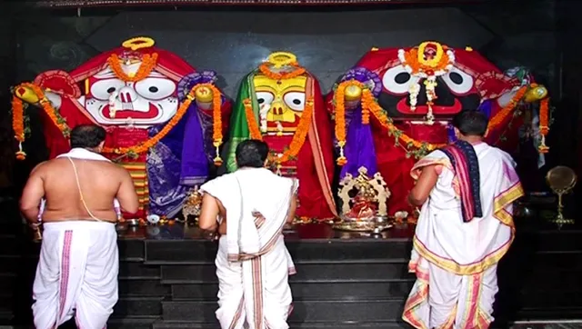 ରତ୍ନ ସିଂହାସନ ପଦ୍ମ ପାଖୁଡ଼ାରୁ ପଥର ଗାଏବ! ଇପ୍ସିତ ପ୍ରତିହାରୀଙ୍କ ଅଭିଯୋଗକୁ ନେଇ ପୁଣି ହଇଚଇ,ଅନୁସନ୍ଧାନ ପାଇଁ ଶ୍ରୀମନ୍ଦିର ମୁଖ୍ୟ ପ୍ରଶାସକଙ୍କ ନିର୍ଦେଶ