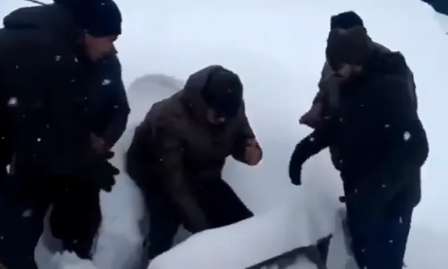 ପ୍ରତିକୂଳ ପରିସ୍ଥିତିରେ ବି ଖୁସି ଖୋଜିଦେଲେ ଯବାନ , ଜନ୍ମଦିନରେ କାଟିଲେ ବରଫ କେକ୍ । ଭିଡ଼ିଓ ସେୟାର୍ କରି ପ୍ରଶଂସା କଲେ ସେହ୍ୱାଗ୍ , ଦେଖନ୍ତୁ ଭିଡ଼ିଓ