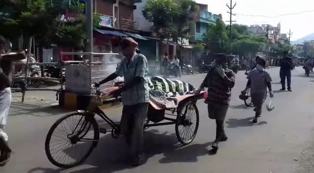 କରୋନାର କରୁଣ ଚିତ୍ର । ସଂକ୍ରମଣ ଭୟରେ ଶବ ସତ୍କାର ପାଇଁ ମିଳିଲାନି କାନ୍ଧ । ଗଂଜାମ ଜିଲ୍ଲା ବୁଗୁଡ଼ା ଏନଏସି ଅଂଚଳରେ ଦେଖିବାକୁ ମିଳିଛି ଏଭଳି ଅଭାବନୀୟ ଦୃଶ୍ୟ ।