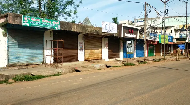 ଆସନ୍ତାକାଲିଠୁ ନବରଙ୍ଗପୁର ଜିଲ୍ଲା ସଟଡାଉନ : କରୋନା ସଂକ୍ରମଣକୁ ଦୃଷ୍ଟିରେ ରଖି ୨ ଦିନିଆ ସଟଡାଉନ ଘୋଷଣା କଲେ ଜିଲ୍ଲାପାଳ; କେବଳ ଖୋଲା ରହିବ କ୍ଷୀର, ପରିବା ଓ ଗ୍ରୋସୋରୀ ଦୋକାନ 