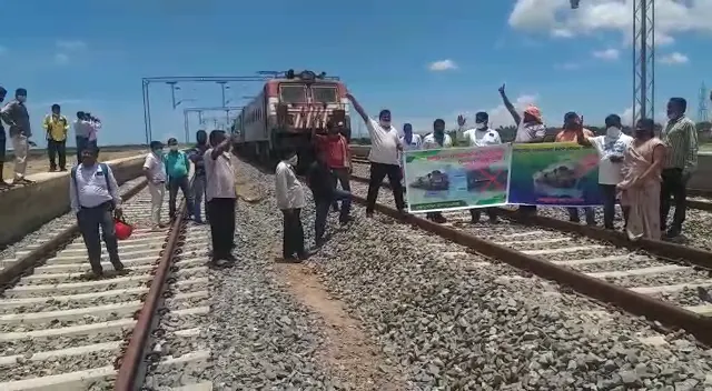 ପରୀକ୍ଷା ମୂଳକ ଭାବେ ମାଲବାହୀ ଟ୍ରେନ ଗଡିଲା ବେଳେ ଉତେଜନା : ପାରାଦୀପ-ହରିଦାସପୁର ରେଳ ଲାଇନରେ ଯାତ୍ରୀବାହି ଟ୍ରେନ ଚଳାଇବା ଦାବି; ମହାକାଳପଡା ବ୍ଲକ ନୁଆ ଗାଁ ଷ୍ଟେସନରେ ସ୍ଥାନୀୟ ଲୋକଙ୍କ ଧାରଣା