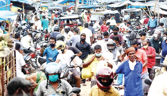 କରୋନାକୁ ଡାକିଲେ : କେହି ମାନିଲେନି, ହାତ ଟେକିଦେଲା ପୁଲିସ; ପୂଜା ବଜାରରେ ଅସମ୍ଭାଳ ଭିଡ଼, ନିୟମ ଉଲ୍ଲଙ୍ଘନ କରି ତଣ୍ଡ ଗଣିଲେ ୪୬୪