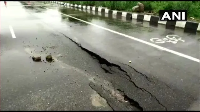 ପ୍ରବଳ ବର୍ଷାରେ ଦିଲ୍ଲୀ ବେହାଲ । କେଉଁଠି କୋଠା ଧସିଗଲାଣି ତ ପୁଣି କେଉଁଠି ରାସ୍ତା ଫାଟି ଆଁ କଲାଣି । 