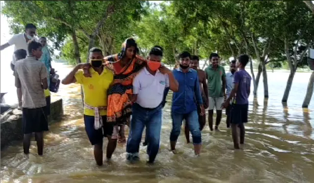 ଦେବଦୂତ ସାଜିଲେ ଦମକଳ ବାହିନୀ । ବନ୍ୟା ମଧ୍ୟରୁ ଗର୍ଭବତୀଙ୍କୁ ଉଦ୍ଧାର କଲେ , ୧୦୨ ଆମ୍ବୁଲାନ୍ସରେ ମେଡିକାଲ ପଠାଇଲେ