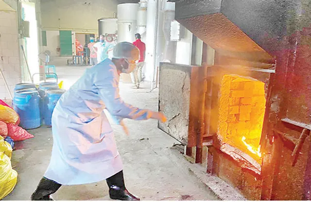 ବଢ଼ୁଛି କରୋନା ବର୍ଜ୍ୟ : ସହରରୁ ଦୈନିକ ବାହାରୁଛି ୨୦ରୁ ୨୫ କୁଇଣ୍ଟାଲ; ସେପଟେ ସିପିସିବି ଗାଇଡ୍‌ଲାଇନ ପାଳନ ନେଇ ଉଠିଲା ପ୍ରଶ୍ନ; ଏଣେତେଣେ ପଡୁଛି କରୋନା ଆକ୍ରାନ୍ତଙ୍କ ବ୍ୟବହୃତ ସାମଗ୍ରୀ