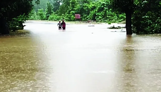 ୯ଘଣ୍ଟାରେ ୧୧୪ମିମି ବର୍ଷା । କାଲିମେଳା, ପଡ଼ିଆରେ ବନ୍ୟା ପରିସ୍ଥିତି । କାଙ୍ଗୁରକୋଣ୍ଡା ପୋଲରେ ୪ଫୁଟ ପାଣି । ମାଲକାନଗିରି ଓ ମୋଟୁ ବିଚ୍ଛିନ୍ନ