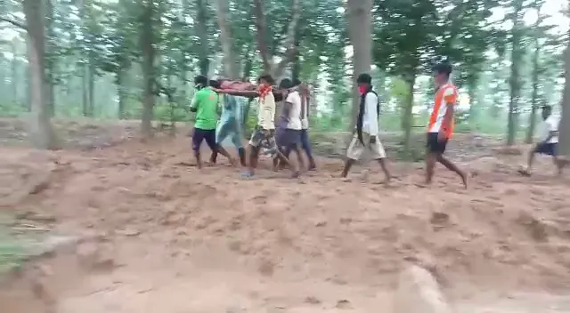 ଖଟିଆରେ ବୁହା ହେଲେ ରୋଗୀ । ରାସ୍ତା ନାହିଁ ବୋଲି ଆସିପାରିଲାନି ଆମ୍ବୁଲାନ୍ସ । ପ୍ରାୟ ୨ କିଲୋମିଟର ବାଟ ଖଟିଆରେ ବୁହା ହୋଇ ଆସିଲେ ରୋଗୀ