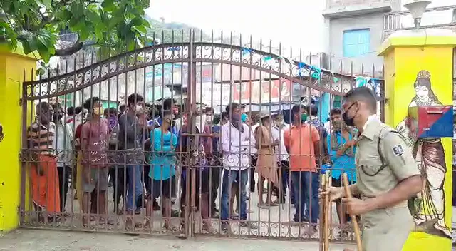 ହିଞ୍ଜିଳିର କୋଳିଦାସପୁରରେ ଗାଁ ଲୋକଙ୍କୁ ଅଟକ ନେଇ ତାତିଲେ ଲୋକେ: ଶତାଧିକ ଲୋକଙ୍କ ଥାନା ଘେରାଉ; ବାଲିଘାଟରେ ଗାଡି ପୋଡି ପରେ ପୁଲିସ କରିଥିଲା ଚଢାଉ