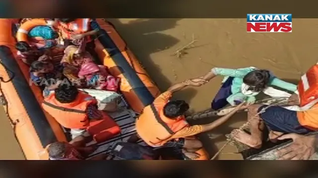 ଶେଷରେ ଜଳବନ୍ଦୀରୁ ମିଳିଲା ମୁକ୍ତି । ପ୍ରାୟ ୨ ଦିନ ଧରି ଛାତ ଉପରେ ଅଟକି ରହିଥିବା ପରିବାରକୁ ଉଦ୍ଧାର କଲା ଓଡ୍ରାଫ୍ ଟିମ୍, ପ୍ରତିକୂଳ ପରିସ୍ଥିତିରେ କେମିତି ଚାଲିଛି ଉଦ୍ଧାର କାମ ସାମ୍ନାକୁ ଆସିଲା ଚିତ୍ର ।