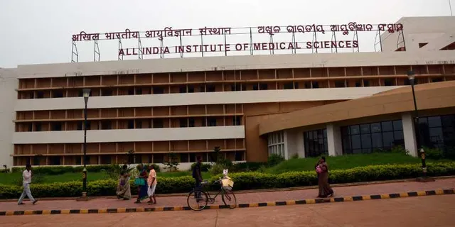 ହସ୍ପିଟାଲ ଭିତରେ ହେଉଛି ଚୋରି! କରୋନା ରୋଗୀଙ୍କୁ ବି ଛାଡିଲେନି, ମୃତ୍ୟୁ ହେବା ପରେ ଚୋରି କରିନେଲେ କାନଫୁଲ ।