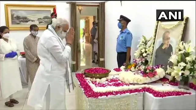 ପୂର୍ବତନ ରାଷ୍ଟ୍ରପତି ପ୍ରଣବ ମୁଖାର୍ଜୀଙ୍କର ଆଜି ଅନ୍ତିମ ସଂସ୍କାର: ୧୦ ରାଜାଜୀ ମାର୍ଗରେ ଚାଲିଛି ଶେଷ ଦର୍ଶନ; ଅପରାହ୍ନ ୨ଟା ୩୦ ମିନିଟରେ ଦିଲ୍ଲୀର ଲୋଧୀ ରୋଡରେ ସଂପନ୍ନ ହେବ ଅନ୍ତିମସଂସ୍କାର