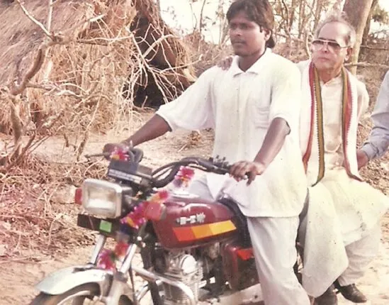 ପ୍ରଣବ ମୁଖାର୍ଜୀଙ୍କୁ ଝୁରୁଛନ୍ତି କେନ୍ଦ୍ରାପଡ଼ାର ତରୁଣକାନ୍ତି : ବାଇକ୍‌ରେ ବୁଲାଇଥିଲେ; ରାଜଭବନରୁ ଡାକରା ପାଇଥିଲେ