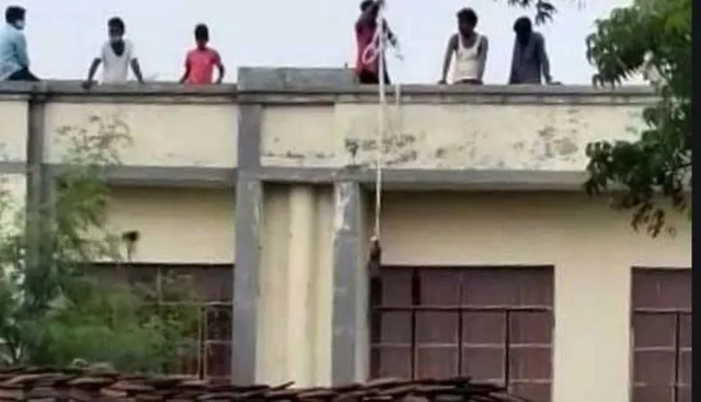 କରୋନା ରୋଗୀଙ୍କୁ ନାଲିପାଣି । ହସ୍ପିଟାଲରେ ଭର୍ତ୍ତି ଥିବା କରୋନା ଆକ୍ରାନ୍ତଙ୍କ ପାଖକୁ ରଶିରେ ବାନ୍ଧି ପଠାଯାଉଛି ମଦ ବୋତଲ ।