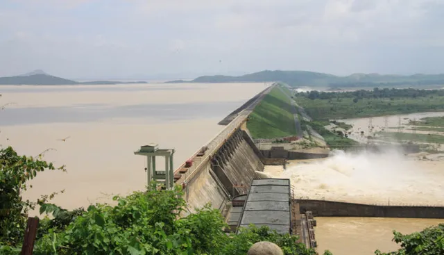 ମୌସୁମୀ ଜଳ ଅପଚୟର ବିକଳ ଚିତ୍ର :  ୪୮ ଘଣ୍ଟାରେ ହୀରାକୁଦରୁ ବୋହିଗଲା ଚିଲିକା ସମାନ ପାଣି; ୪ ଦିନରେ ନିଷ୍କାସିତ ହୋଇଛି ଜଳଭଣ୍ଡାରର ଦେଢ଼ ଗୁଣ ଜଳ