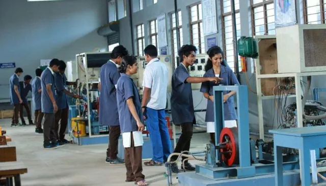 ୩୩୨ ଆଇଟିଆଇରେ କେହି ନାମ ଲେଖାଇନାହାନ୍ତି : ଆଜିଠାରୁ ପୁଣିଥରେ ନାମଲେଖା ପ୍ରକ୍ରିୟା; ସରକାରୀ ଆଇଟିଆଇରେ ଅଧା ସିଟ୍‌ ଖାଲି, କାଗଜପତ୍ରରେ ଚାଲିଛି ୬୭ ଘରୋଇ ଆଇଟିଆଇ