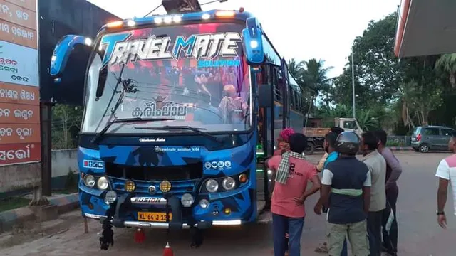 କରୋନାର ବିଚିତ୍ର ଚିତ୍ର : ଜୀବନ ଭୟରେ ଫେରିଥିଲେ, ଜୀବିକା ଚିନ୍ତାରେ ବାହୁଡ଼ୁଛନ୍ତି ଶ୍ରମିକ ; ଦାଦନ ଶ୍ରମିକଙ୍କୁ ଧରି ବାହୁଡ଼ି ଯାଉଛି ରାଜ୍ୟ ବାହାର ବସ୍