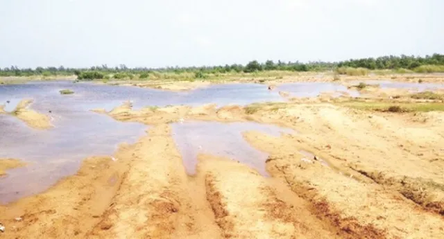 କୋଣାର୍କ ହେଲିପ୍ୟାଡ୍‌ ପାଲଟିଲାଣି କୃତ୍ରିମ ହ୍ରଦ : ଚାଲିଛି ବେଧଡ଼କ ବାଲି ଚୋରା ଚାଲାଣ, ବାଲି ମାଫିଆ-ସରକାରୀ କର୍ମଚାରୀ ଅସାଧୁ ମେଣ୍ଟ!