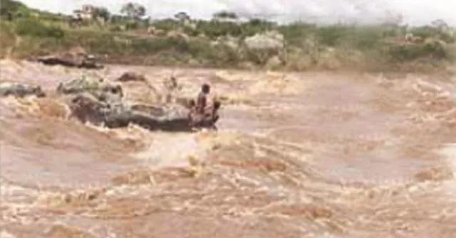 ପାଣିଘେରରୁ ପ୍ରାଣ ବଞ୍ଚିଲା : ମାଡ଼ିଆସିଲା ବନ୍ୟାପାଣି, ମଝି ନଈରେ ଫସିଲେ ୨ ଛେଳି ଚରାଳି