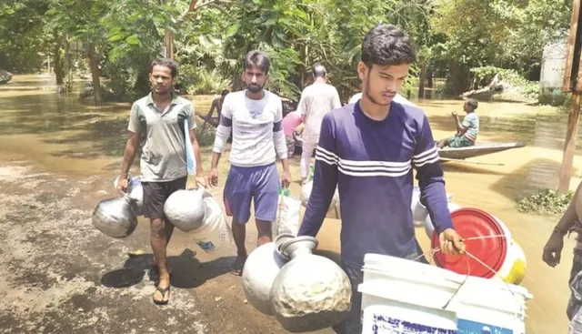 ବନ୍ୟାଞ୍ଚଳରେ ପାଣି ଅମୂଲମୂଲ : ଗରାଏ ପାଣିକୁ ୧୦୦ରୁ ୩୦୦ ଟଙ୍କା; ଆଳି, ପଟ୍ଟାମୁଣ୍ଡାଇ ଧୋୟା ଅଞ୍ଚଳ ସ୍ଥିତି ସଙ୍ଗୀନ