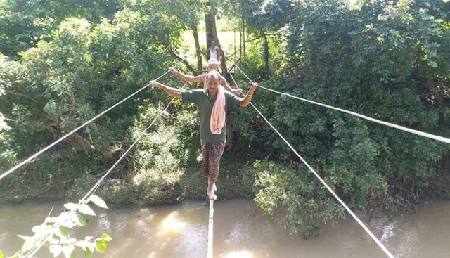 ବିରିନ୍ଦାପଡ଼ାର ଦୁଃଖ କାଳିପେନୁ : ପାର ହେବାକୁ ତାର, ବାଉଁଶ ଭାରା