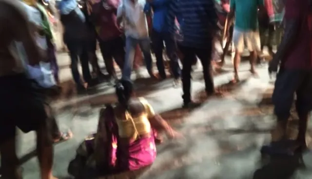 ମାସ୍କ ପିନ୍ଧି ନ ଥିଲେ ବୋଲି...ପୁଲିସ ଠେଙ୍ଗାରେ ମହିଳାଙ୍କ ଫାଟିଲା ମୁଣ୍ଡ; ଦୀର୍ଘ ସମୟ ଧରି ରାସ୍ତାରୋକ