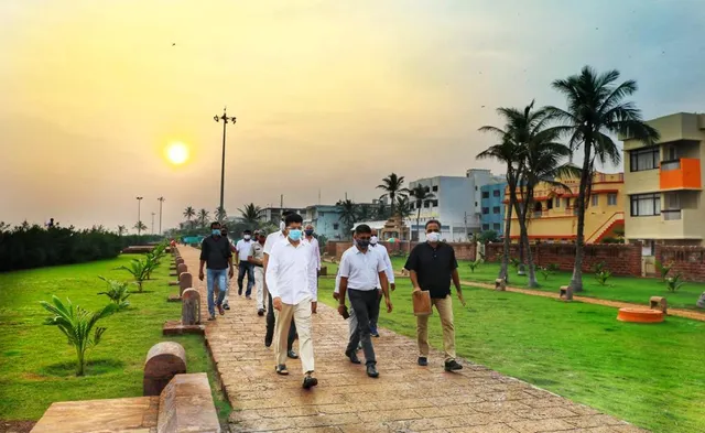 ପୁରୀ ଯାଇ ସମୀକ୍ଷା କଲେ ୫ଟି ସଚିବ ଭିକେ ପାଣ୍ଡିଆନ । ସ୍ୱର୍ଗଦ୍ୱାର ଉନ୍ନତୀ, ଗୋଶାଳା ଓ ଭିକ୍ଷୁକ ଥଇଥାନ କାର୍ଯ୍ୟର କଲେ ସମୀକ୍ଷା । ଆସନ୍ତା ବର୍ଷ ପୁରୀ ସ୍ୱର୍ଗଦ୍ୱାର ନବୀକରଣ କାମ ଶେଷ କରିବାକୁ ଲକ୍ଷ୍ୟ ।