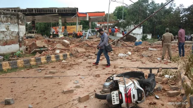 ରାଜଭବନ ନିକଟ ପେଟ୍ରୋଲ ପମ୍ପ ବିସ୍ଫୋରଣର କାରଣ ଖୋଜୁଛି କେନ୍ଦ୍ରୀୟ ଟିମ । ତଦନ୍ତ କଲେ ପେଟ୍ରାଲ ଓ ଗ୍ୟାସ ମନ୍ତ୍ରାଳୟର ୪ ଜଣିଆ ଦଳ । କହିଲେ ଭୂତଳ ଗ୍ୟାସ ଚାମ୍ବର ବିସ୍ଫୋରଣ ହେବା ଆଶ୍ଚର୍ଯ୍ୟଜନକ ।