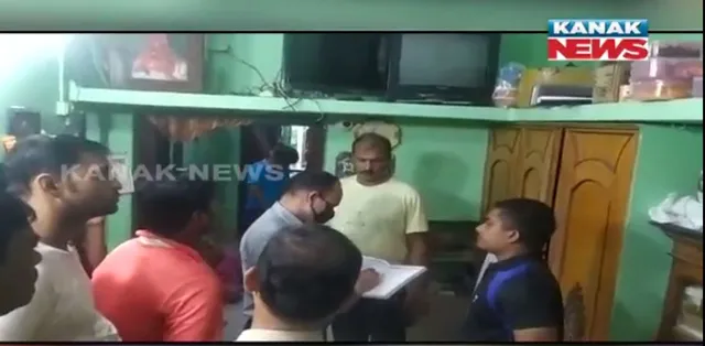 ସିସିଟିଭି ଭାଙ୍ଗି ସୁନା ଦୋକାନୀଙ୍କ ଘରୁ କଳାକନା ବୁଲାଇଲେ ଲୁଟେରା : ଆଲମାରୀ ଭାଙ୍ଗି ଲୁଟି ନେଲେ କୋଟିଏ ଟଙ୍କାର ଅଳଙ୍କାର; ଥାନାରେ ଅଭିଯୋଗ କଲେ ଗଂଜାମ ପୁରୁଷୋତମପୁର ବିଶ୍ୱନାଥ ଜୁଏଲର୍ସ ମାଲିକ 