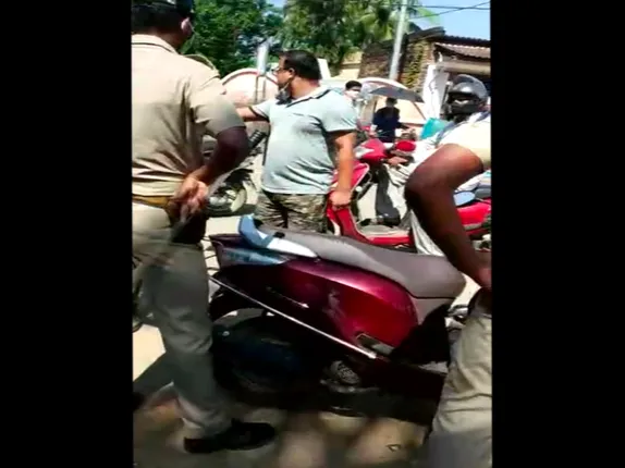 ହେଲମେଟ ଚେକିଂକୁ ନେଇ ଉତ୍ତେଜନା । ପୋଲିସ ଉପରେ ଅମାନିଆ ଯୁବକଙ୍କ ଆକ୍ରମଣ । ଜଳେଶ୍ୱର ଥାନା ସାମ୍ନାରେ ଚେକିଂ ବେଳେ ଦେଖା ଦେଇଥିଲା ଉତ୍ତେଜନା