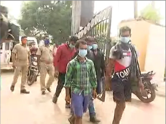 କଟକରେ ବଡ଼ ଧରଣର ବାଇକ୍ ରାକେଟର ପର୍ଦ୍ଦାଫାଶ । ଆନ୍ତଃରାଜ୍ୟ ବାଇକ୍ ଦଳକୁ ଧରିଲା ପୋଲିସ । ଅଟୋ ଖୋଜୁ ଖୋଜୁ ମିଳିଲା ୩୫ ବାଇକ୍ । ୩ ଅପରାଧି ଗିରଫ