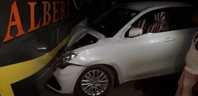 ଭାରସାମ୍ୟ ହରାଇ ବସକୁ ପିଟିଲା କାର୍, ଚାଳକ ଗୁରୁତର