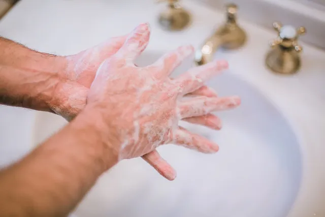 କରୋନାକୁ ନେଇ ଆସିଲା ନୂଆ ତଥ୍ୟ: ଚର୍ମ ଉପରେ ୯ ଘଣ୍ଟା ରହିପାରୁଛି କୋଭିଡ୍-୧୯ ଭାଇରସ୍; ମାସ୍କ ଦେଇ ଶ୍ୱାସକ୍ରିୟା ଅମ୍ଳଜାନସ୍ତରକୁ ବଦଳାଉନାହିଁ