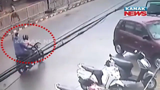 ସିସିଟିଭିରେ ହତ୍ୟାକାଣ୍ଡର ଲୋମଟାଙ୍କୁରା ଦୃଶ୍ୟ । କ୍ୟାମେରା ଦେଖିଲା ନିର୍ମମ ହତ୍ୟା । ଧାରୁଆ ଖଣ୍ଡା ଧରି ସାମନ୍ତରାପୁର ରାସ୍ତାରେ ଦୋକାନୀକୁ ହାଣିଦେଲେ ଦୁର୍ବୃତ୍ତ ।