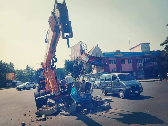 ଭୁବନେଶ୍ୱର ଶିଶୁଭବନ ଛକରେ ଥିବା ଟ୍ରାଫିକ ପୋଷ୍ଟ ଉପରେ ଚଢିଗଲା କ୍ରେନ । ଅଳ୍ପକେ ବର୍ତ୍ତିଲେ ଟ୍ରାଫିକ ପୁଲିସ