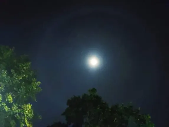 ରାଜ୍ୟର ବିଭିନ୍ନ ସ୍ଥାନରେ ଚନ୍ଦ୍ରରେ ଦେଖାଗଲା ବଳୟ । ଜାଣନ୍ତୁ, କାହିଁକି ଚନ୍ଦ୍ର ଚାରିପାଖେ ଦେଖାଯାଏ ଏମିତି ବିରଳ ଦୃଶ୍ୟ?