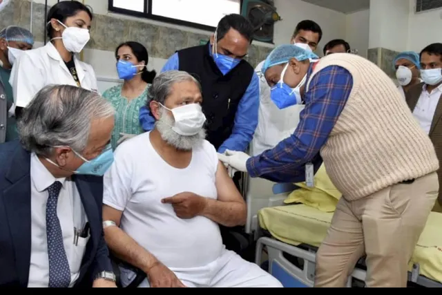 ଦେଶୀ କରୋନା ଟିକାରୁ ନେଇ ଆସିଲା ରୋଚକ ଚିତ୍ର । ହରିଆଣା ସ୍ୱାସ୍ଥ୍ୟମନ୍ତ୍ରୀ ଅନିଲ ବିଜଙ୍କ ଦେହରେ ହେଲା କୋଭାକ୍ସିନ ଟିକାର ପରୀକ୍ଷଣ 