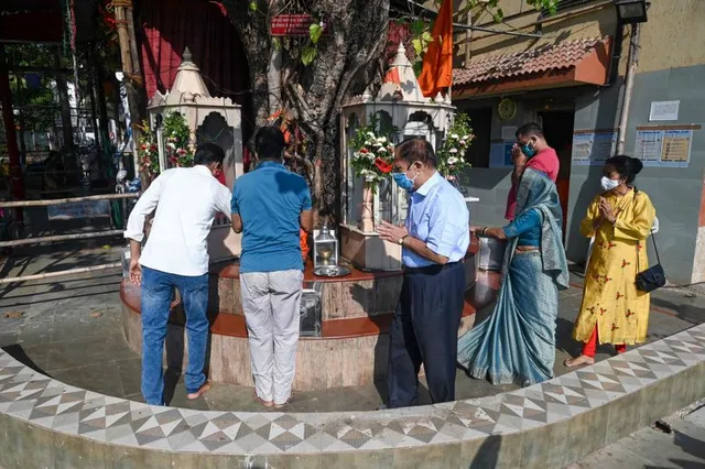 ଆଜିଠୁ ମନ୍ଦିରରେ ଠାକୁର ଦର୍ଶନ କଲେ ଭକ୍ତ । ୭ ମାସ ପରେ ମହାରାଷ୍ଟ୍ରରେ ଖୋଲିଲା ଧାର୍ମିକ ସ୍ଥଳ । କୋଭିଡ କଟକଣା କଡାକଡି ପାଳନ