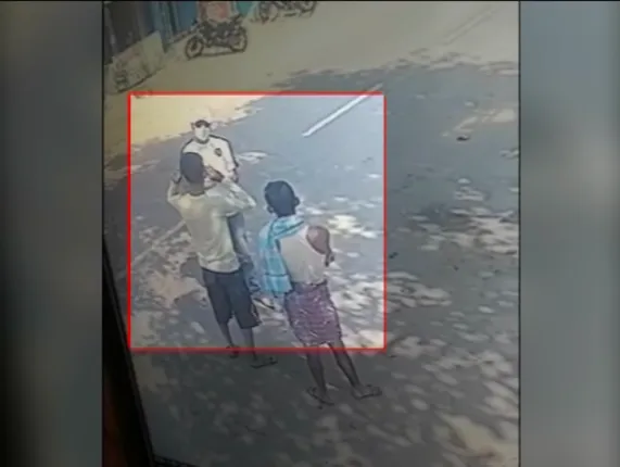 କିଶୋରନଗର ତହସିଲଦାରଙ୍କ ଦବଙ୍ଗଗିରି: ମାସ୍କ ଚେକିଂ ସମୟରେ ଜୋରିମାନା ବଦଳରେ ୨ଜଣ ଚାଷୀଙ୍କୁ କଲେ ଉଠବସ