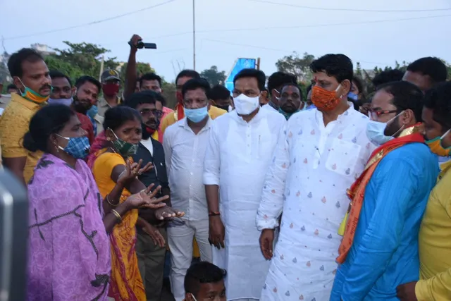 ପୁରୀ ହାଜତ ମୃତ୍ୟୁ ଘଟଣାରେ ପରିବାର ଲୋକଙ୍କୁ ଭେଟି ସମବେଦନା ଜଣାଇଲା ବିଜେପି ବିଧାୟକ ଦଳ । ଏସପିଙ୍କୁ ବହିଷ୍କାର ସହ ପୀଡିତ ପରିବାରକୁ ୧ କୋଟି ଟଙ୍କା କ୍ଷତିପୂରଣ ପାଇଁ କଲେ ଦାବି