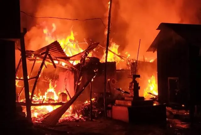 ସୋର ବାହାନାଗା ବ୍ଳକ ତାଳପାଢ଼ୀ ଗାଁରେ ଭୟାବହ ଅଗ୍ନିକାଣ୍ଡ : ୬ଟି ଗୋରୁଗାଇ, ୧୩ଟି ଛେଳି ଓ କୁକୁଡ଼ା ଜୀବନ୍ତ ଦଗ୍ଧ